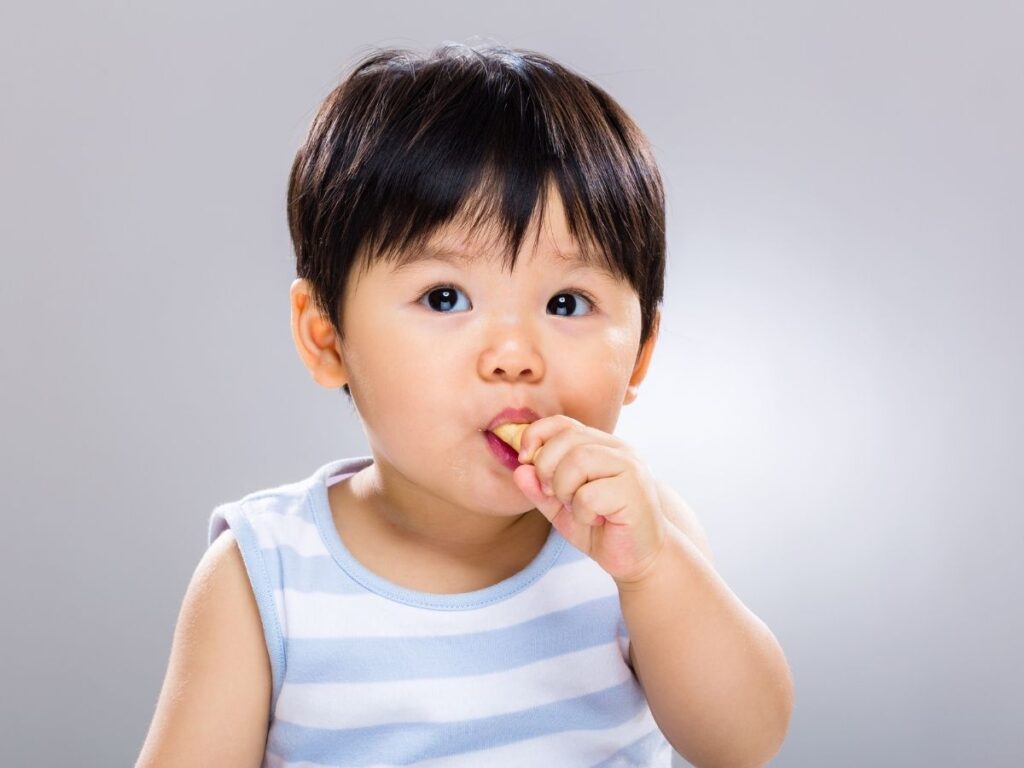 Adsiz tasarim 2022 04 27T121637.075 - Bebek bisküvisinde bu kriterlere dikkat! - Sağlık Haberleri - Sağlıkla İlgili Güncel Bilgi - Bebek bisküvisi hakkında Biyolog Özlem Atabaş ve Beslenme Uzmanı Didem Kanca Üstay önemli açıklamalarda bulundu. Atabaş, bebek bisküvisi üretirken; bebeklerin sindirimini, günlük almaları gereken besin öğelerini, vitamin ve minerallleri, ürünün organik olmasını düşünerek hareket ettiklerini söyledi. Üstay da bebek bisküvilerinin her anlamda aileler için hayat kurtarıcı olduğuna dikkat çekti.