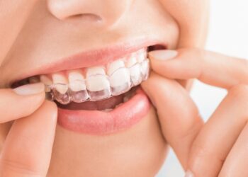 Çarpık diş tedavisinde şeffaf plaklar öne çıkıyor