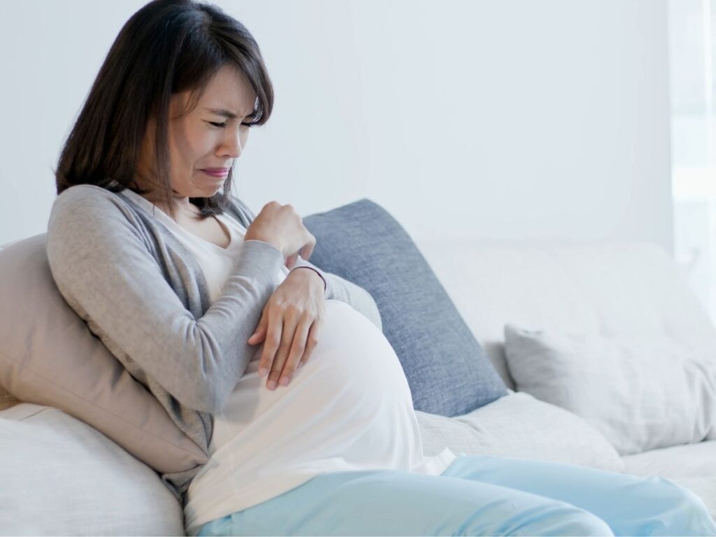 Adsiz tasarim 2022 05 13T095016.518 - Hamilelikte ruhsal değişimler bebeği etkiler mi? - Sağlık Haberleri - Sağlıkla İlgili Güncel Bilgi - Hamilelikte ruhsal değişimler, bebeği etkiler mi sorusu anne adayları tarafından sıkça merak ediliyor. Anne ve Bebek Uygulama ve Araştırma Merkezi tarafından düzenlenen 3. Anne Bebek Ruh Sağlığı Sempozyumunda anne ve bebek ruh sağlığı ilişkisi değerlendirildi. Anne ve bebek ruh sağlığı alanında çalışmalar yürüten Psikiyatrist Dr. Alain Gregoire, dünyada yaklaşık 13 milyon kadının perinatal depresyondan muzdarip olduğunu belirterek, hamilelikte ruhsal değişimlerin kötü olması durumunda çocuğun ruh sağlığının olumsuz etkilendiğini vurguladı.