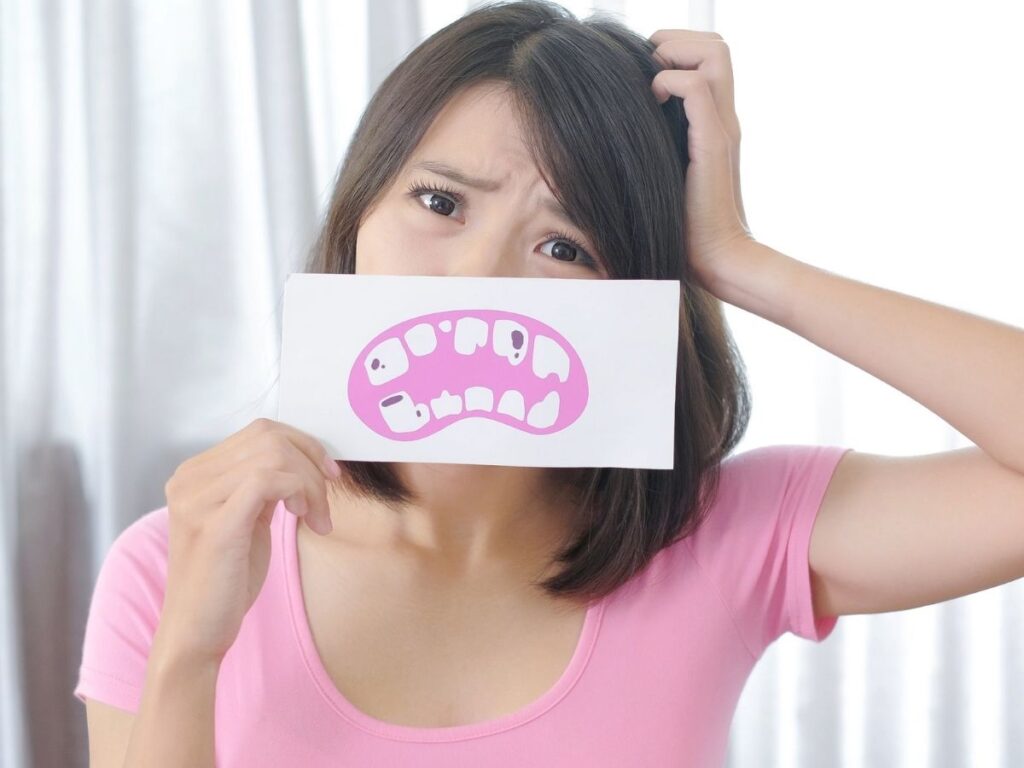 Adsiz tasarim 2022 05 24T114212.962 - Diş ağrısına ne iyi gelir? - Sağlık Haberleri - Sağlıkla İlgili Güncel Bilgi - Diş ağrısına ne iyi gelir? sorusu, en sık araştırılan sorulardan biri. Diş ağrısı, en sık görülen ağız ve diş hastalıkları arasında yer alıyor. Diş ağrısına; diş çürükleri, sinir kökü tahrişi, diş ve diş eti enfeksiyonları neden olabiliyor. Odontalji olarak da adlandırılan diş ağrısı belirli zamanlarda yoğunlaşıp günlük yaşamı doğrudan etkileyebiliyor. Herkesin hayatında en az bir kez yaşadığı diş ağrısı çocuklarda da sık görülüyor.