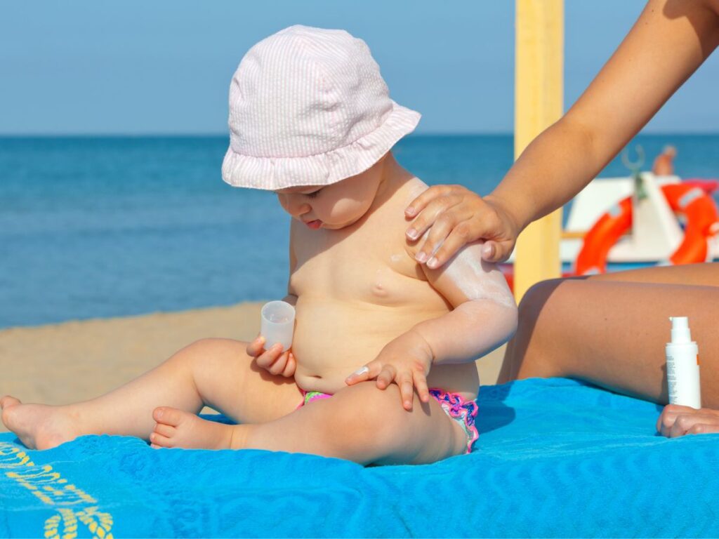 Güneşten koruma sağlarken bebeklerin yanak, burun ve omuz bölgelerine dikkat edilmeli. 