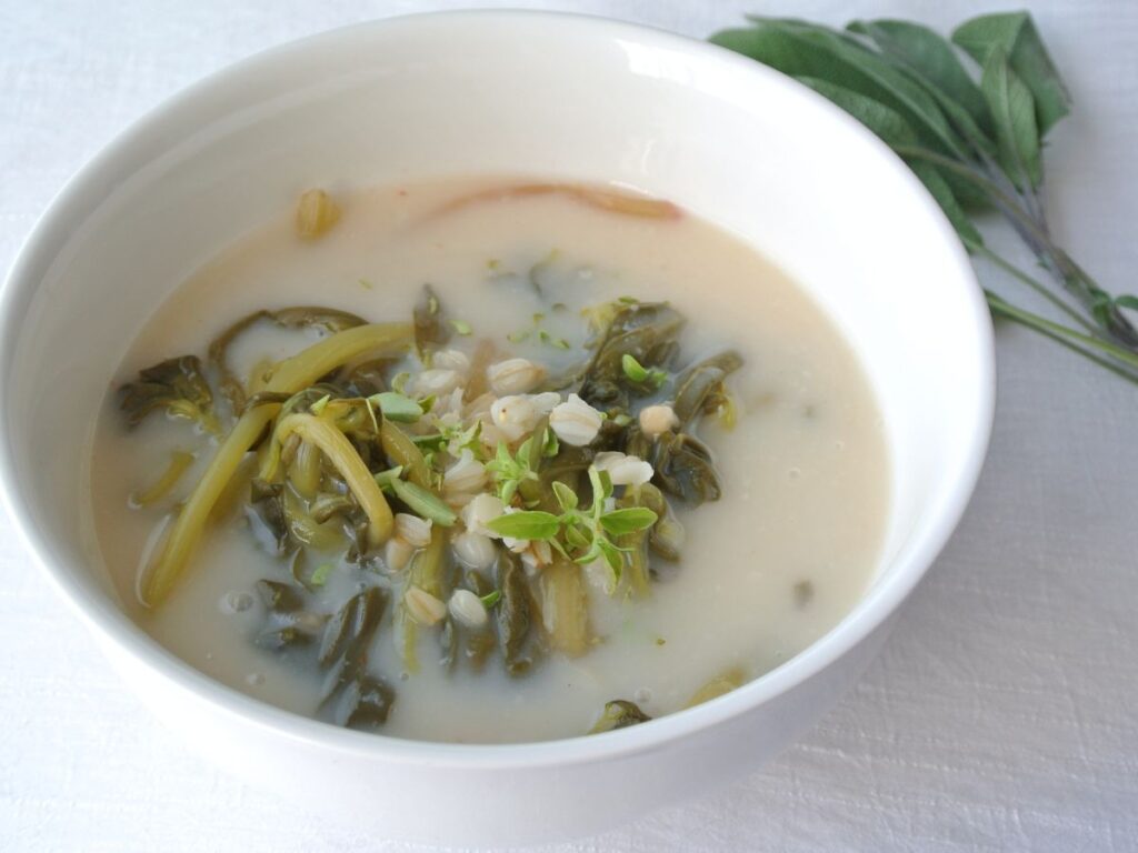 Soğuk semiz otu çorbası, besin içeriği güçlü yaz çorba tarifleri arasında yer alır. 
